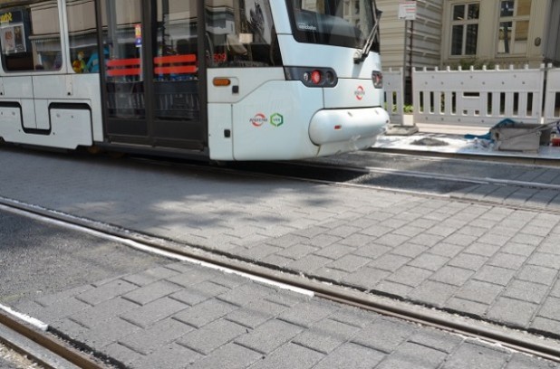 Asphalt Deckschicht mit Prägung Gleiseinbau